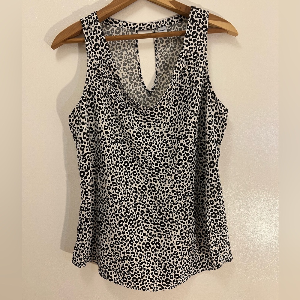 Old Navy Black and White Animal Print Key Hole Women’s Blouse Medium